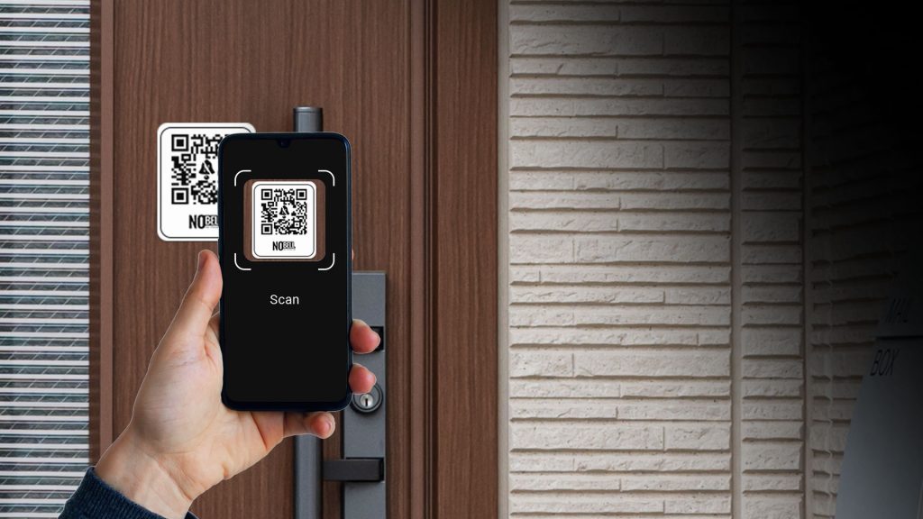Ein Handy scannt ein QR code vor die Tür.